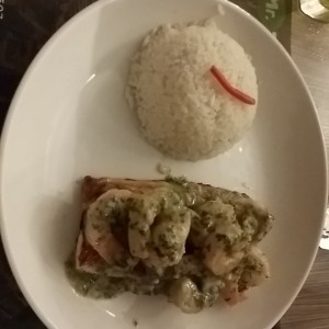 Filete de pescado con camarones al ajillo