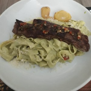 fetuccini verde con churrasco 