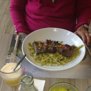 Tallarines verdes con churrasco