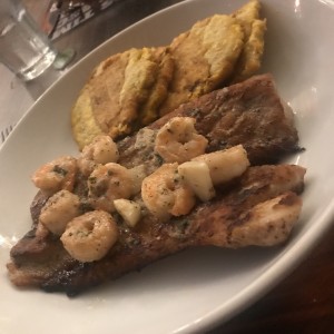 corvina con camarones al ajillo