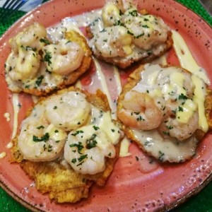 Patacones con camarones al ajillo 