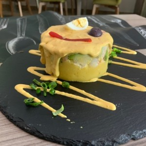 causa con camarones 