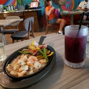 Camarones al ajillo y Chicha Morada