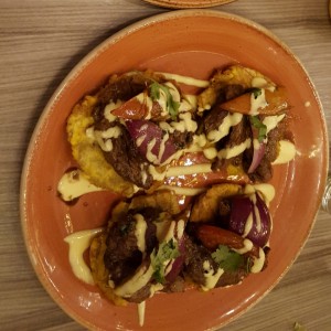 Patacones con lomo