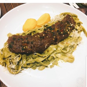 tallarines verdes con churrasco