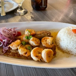 Corvina rellena de camarones 