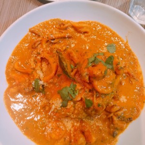 tacu tacu con mariscos en salsa a lo macho