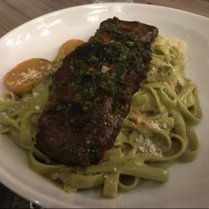 Tallarines en salsa de Albahaca con churrasco