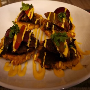 Patacones de lomo saltado