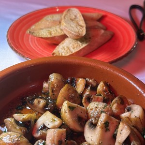 Hongos al ajillo