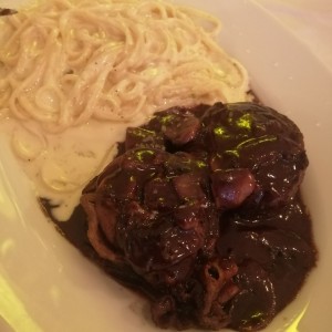 Filete de res con bacon y vino tinto.
