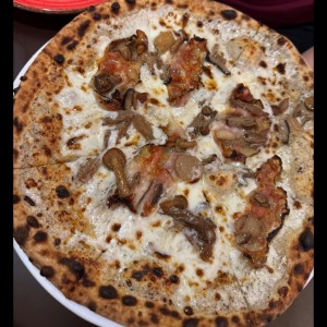 pizza de hongos y trufa en salsa blanca