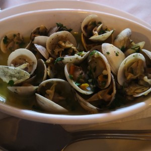 almejas al ajillo