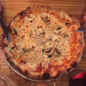 pizza con pollo y hongos