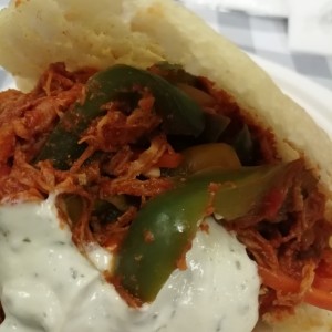 arepa de pollo con salsa de ajo