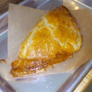 Empanada de carne, papa y bacon.