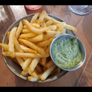 Papas Fritas con Sal de Romero y Cilantro Mayo