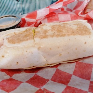 Burrito con huevo, aguacate, queso y bacon