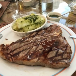 porterhouse steak con yuca al mojo
