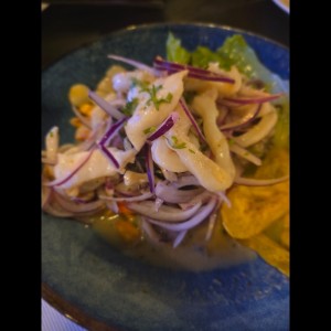 Ceviche de marisco con cabeza de calamar