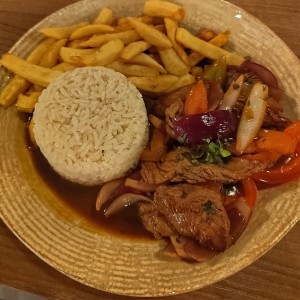 Carnes & Pollos - Lomo Saltado