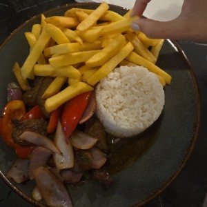 Carnes & Pollos - Lomo Saltado