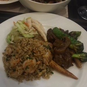 arroz con camarones, salteado de res con brocoli y chop suey con pollo
