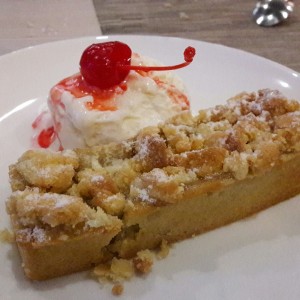 Postre: Crumble de manzana con helado de vainilla