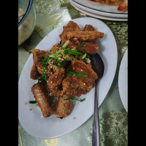 Costillas fritas con ajo, sal y pimienta 