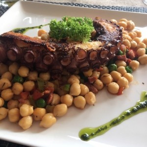 Pulpo grillado en lecho de garbanzo