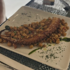 Pulpo Grillado sobre Lecho de Garbanzos