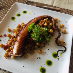 pulpo en cama de garbanzos