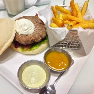 Hamburguesa armada a mi gusto con Queso de Cabra. Salsa de Albahaca y honey mustard
