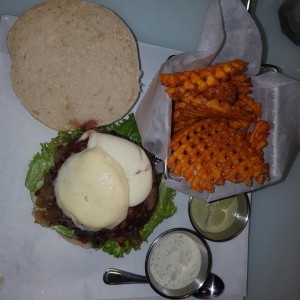 Hamburguesa 1/4 lb. con camote y salsa eneldo