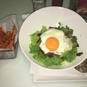 Ensalada de Angus con papas de camote.