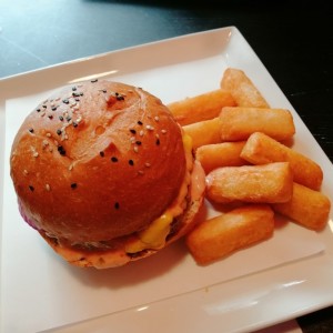 Double bacon cheese con yuquitas
