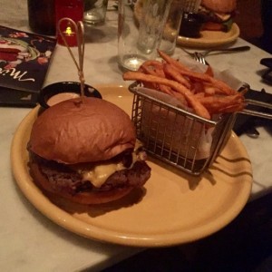 Hamburguesa con camote frito