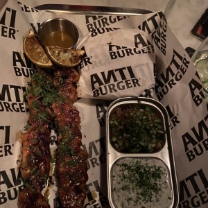 Pinchos de pollo con tzatziki