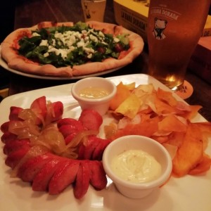 Pizza Vegetales y salchicha con picadas