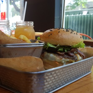Devoro Burger con papas fritas