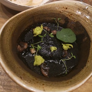 HUEVO 63 CON SETAS Y HONGOS. Es un plato insignia del restaurante.