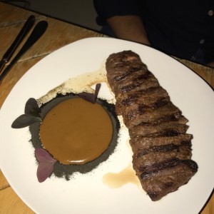entrano con salsa de chocolate y pure de papa negro