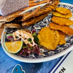 Corvina frita con patacones