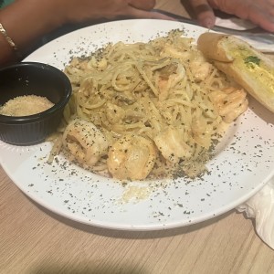 Pasta con camarones en salsa blanca