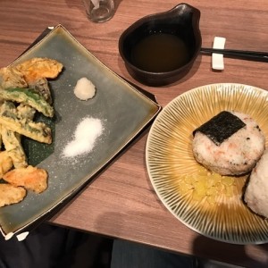 Platos fuertes - Yasai tempura y Onigiri
