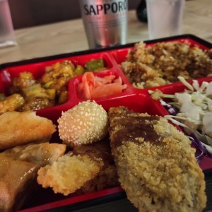 cerveza sapito y bento box promo de puerco.