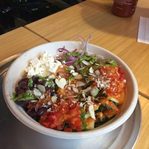 bowl mediterraneo con salmon ahumando