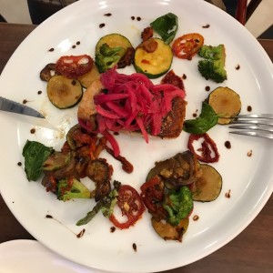 Salmon con vegetales 