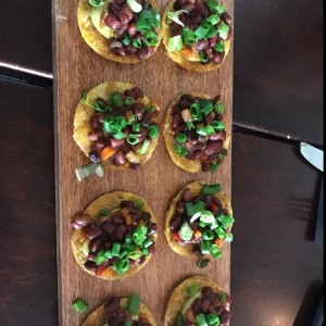 patacones con frijoles 