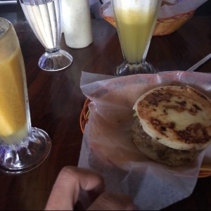 arepa con chicharron, pollo, carne, y aguacate